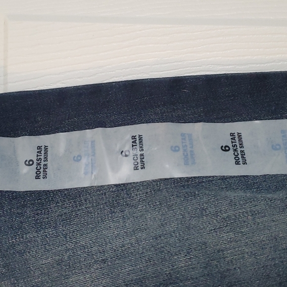 NWT dark blue Old Navy skinny jeans - Picture 3 of 4